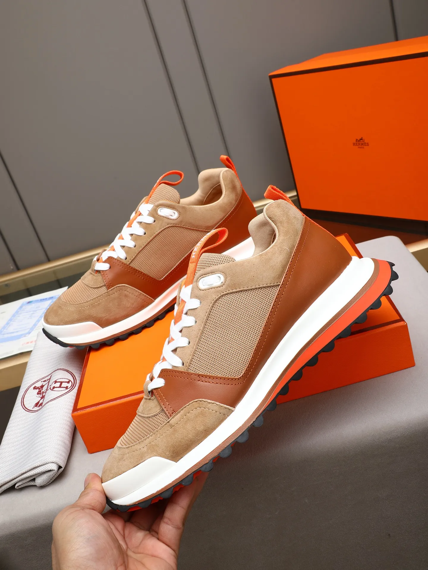 PP680【Hermes】fe new arrival~New Bouncing sneakers are the most comfortable shoes from Hermès. They are extremely light on the feet and look great. You won’t feel tired even when you go shopping and running around. 👍Very light and comfortable. Extremely light. Perfect for both sports and leisure. They feel great when you step on them! It’s up to you to choose, there’s always what you want~ ✔️Fabric: Imported first-layer cowhide ✔️Inner lining: Imported water-dyed cowhide ✔️Outsole: Seamless combination of IP+TPU (multi-color letters) German technology irradiation machine ✔️Code number: Male 38-44 (45 customized)